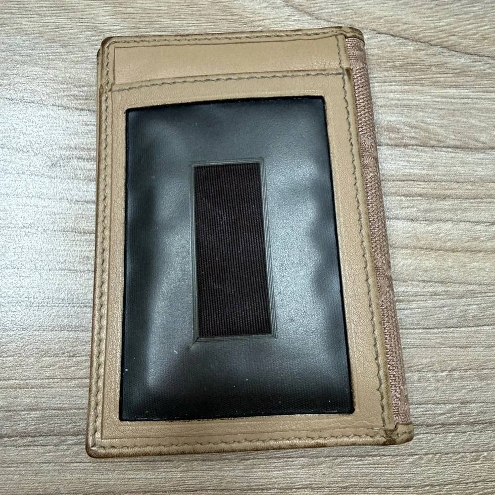 Authentic Gucci Bi-fold Card Holder with Heart Emblem - Picture 2 of 12